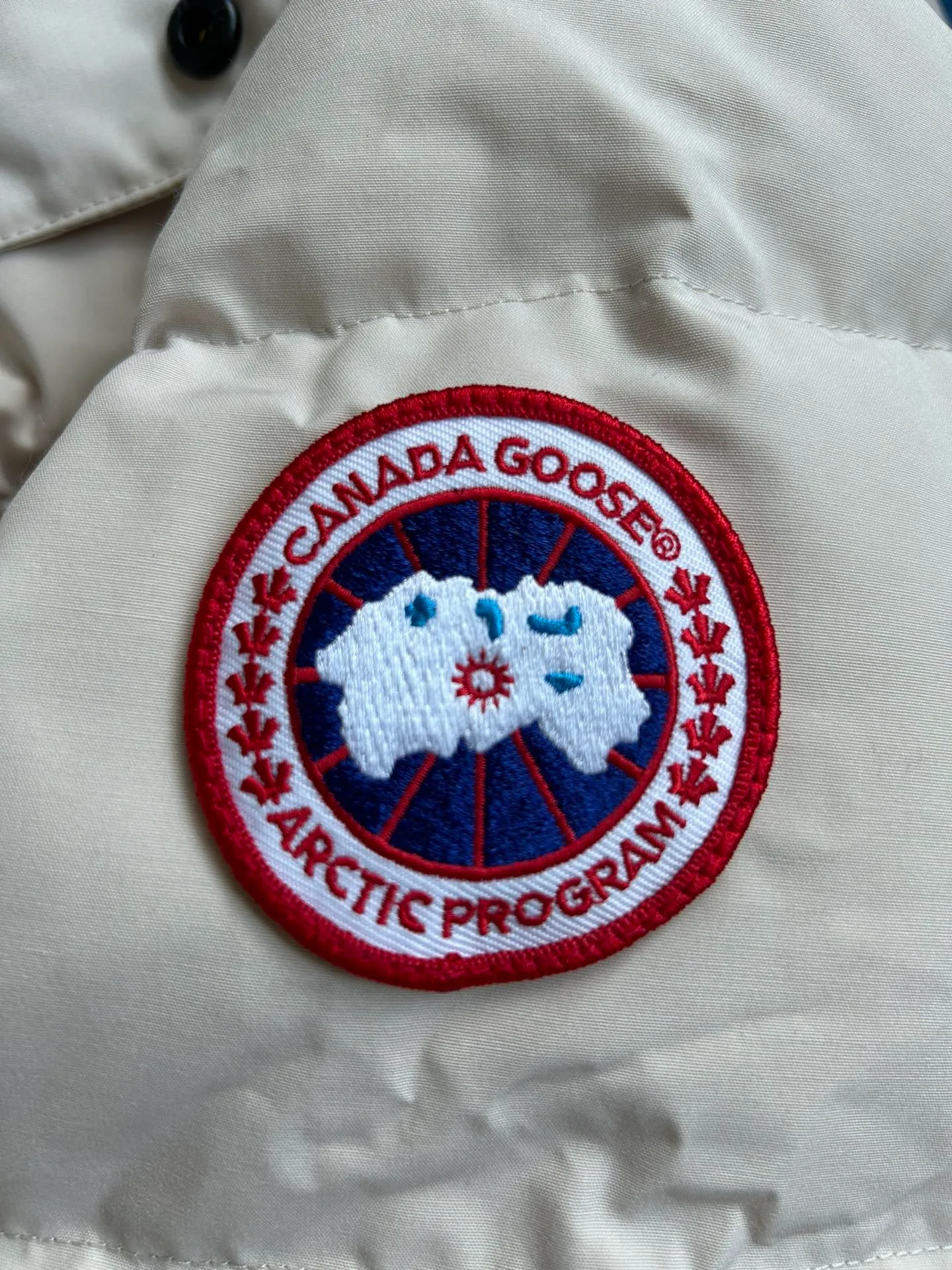 The P880 Wyndham Parker is available in 29 models for both men and women. Both the fur collar and the fur collar are detachable. My personal favorite is simple and elegant. It is clean and neat. It has been chosen by Arctic and Antarctic scientific expedition teams as winter wear. It is the Rolls-Royce of the world. ➖ Industry-leading anti-counterfeiting chip sensing. ➖ Imported Behringer embroidery machines and customized embroidery labels, the highest level and industry leading. ➖ Imported Korean 21-count polyester-cotton blended original fabric, TC85 waterproof coated fabric, water-repellent, windproof and wear-resistant. ➖ The new national standard 80 white duck down is filled with an average of 520 grams of down. The amount of down filled is industry-leading. ➖ 100% nylon lon lining with double double-layer sealing design to prevent velvet running, seamless thread design on cuffs! ➖ Western Canadian Green Wolf Collar. ➖ Yoshida YKK provides original factory-customized electroplated sliders. YKK two-way lockable zippers are tight and smooth and do not peel off paint. ➖ 3M composite Velcro is durable and the accessories and hardware are all custom-made. Note: Our copywriting is only simple and clear. Instead of bragging about the copywriting, it is better to compare and understand with samples. Only for the purest, most focused, most professional, highest quality, and highest sex! Color: off-white with red label. Size: Xs S M L XL XXL.